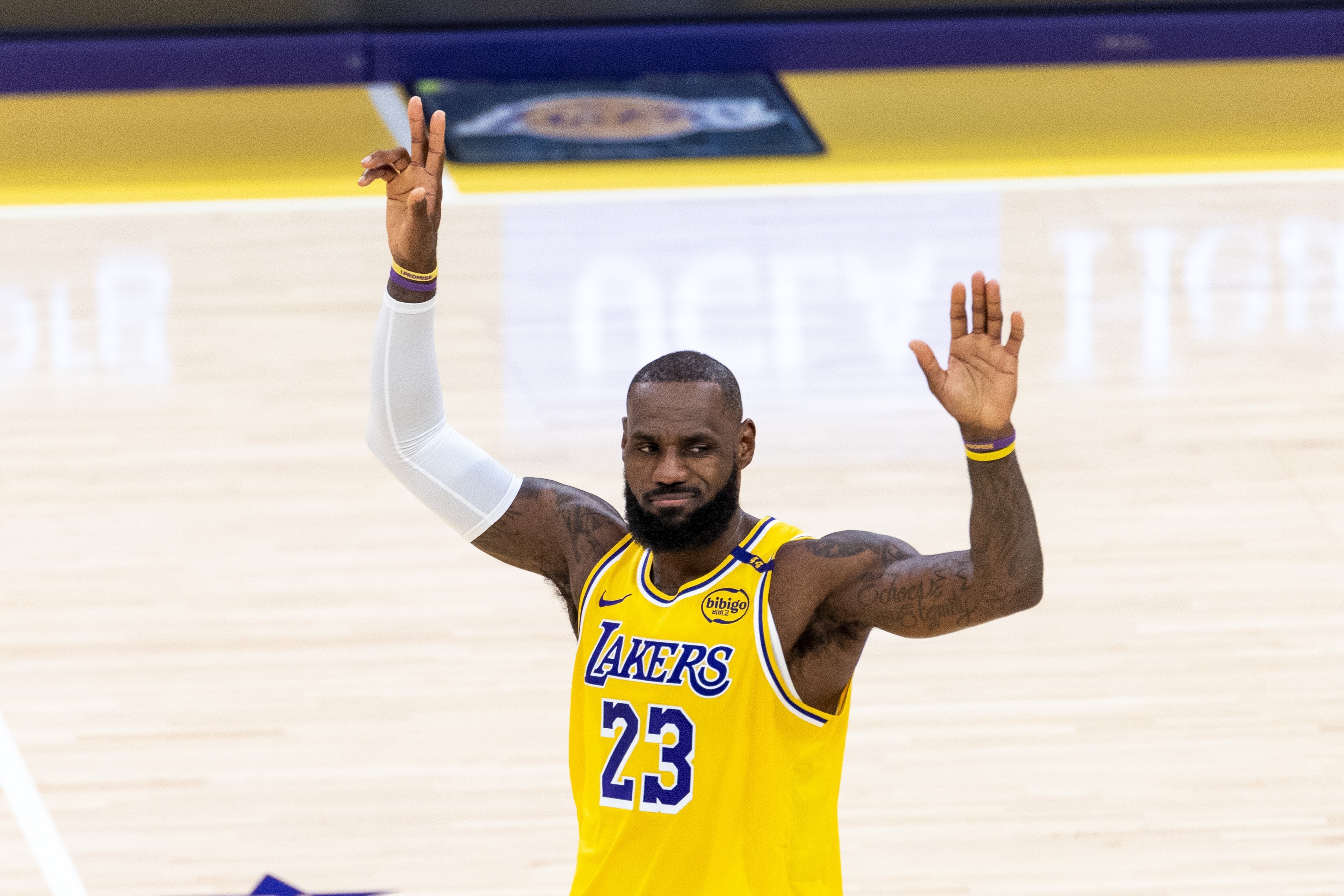 j9九游会免费直播 - 詹姆斯回归赛场,关键助攻首场状态亮眼,老鹰观众沸腾!